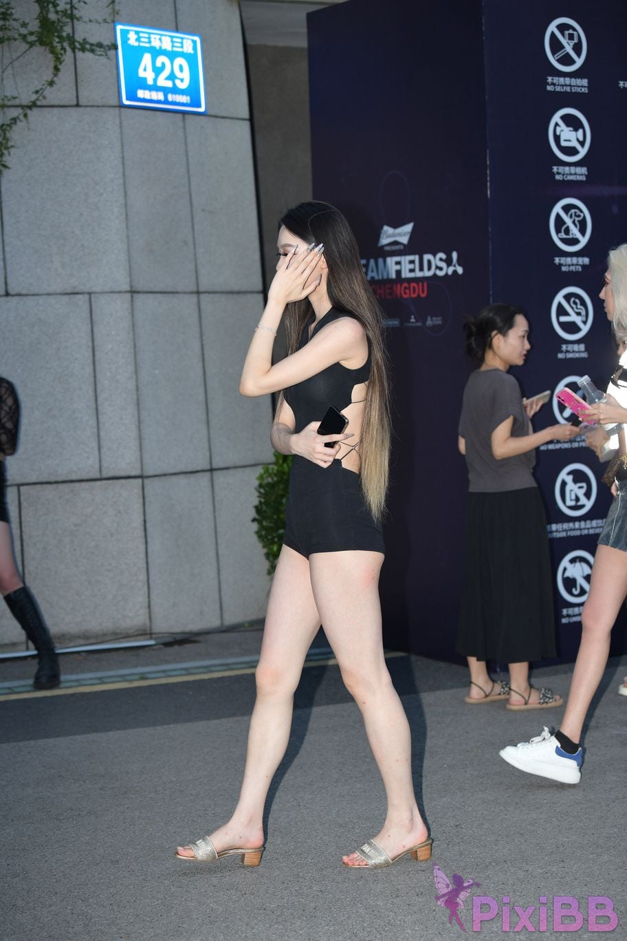 Featured Street Photography Works No.5426 Jumpsuit is energetic and sweet PixiBB.COM 084