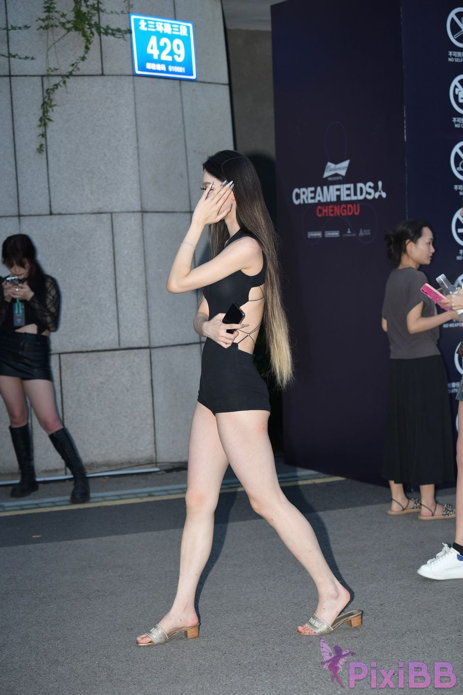 Featured Street Photography Works No.5426 Jumpsuit is energetic and sweet PixiBB.COM 085