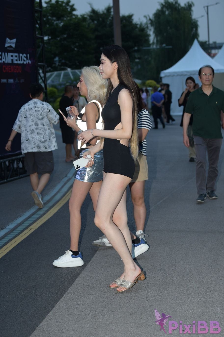 Featured Street Photography Works No.5426 Jumpsuit is energetic and sweet PixiBB.COM 099