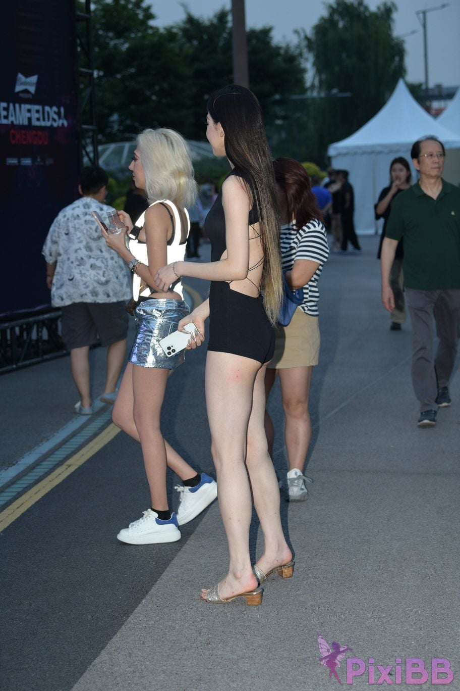 Featured Street Photography Works No.5426 Jumpsuit is energetic and sweet PixiBB.COM 100