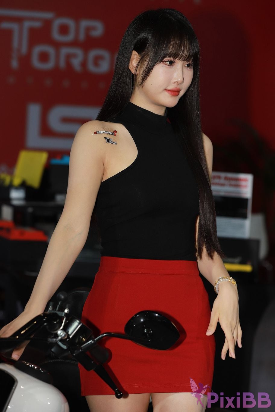 Featured Street Photography Works No.5432 Brown red hip skirt with orange cream sauce PixiBB.COM 013