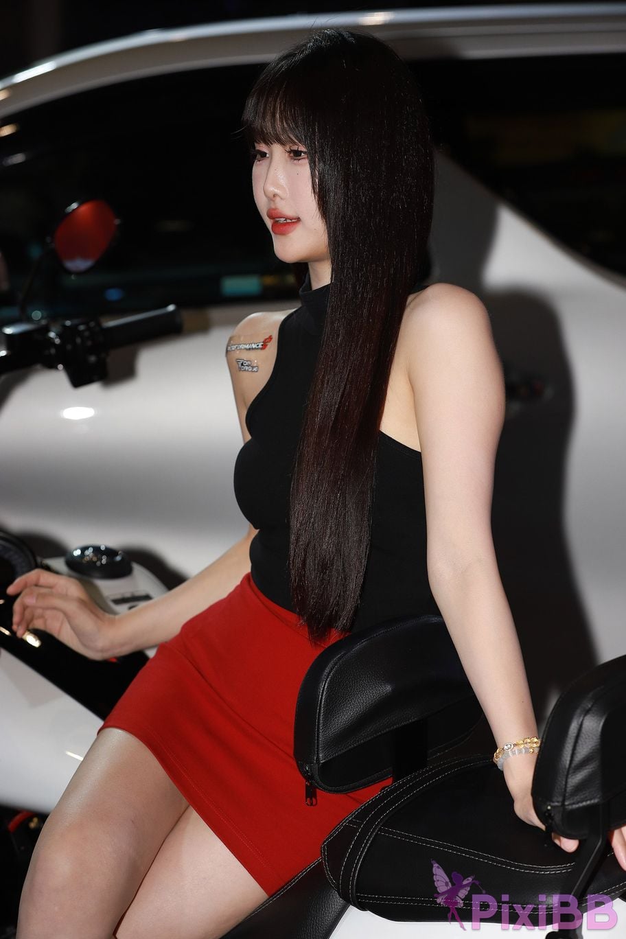 Featured Street Photography Works No.5432 Brown red hip skirt with orange cream sauce PixiBB.COM 039