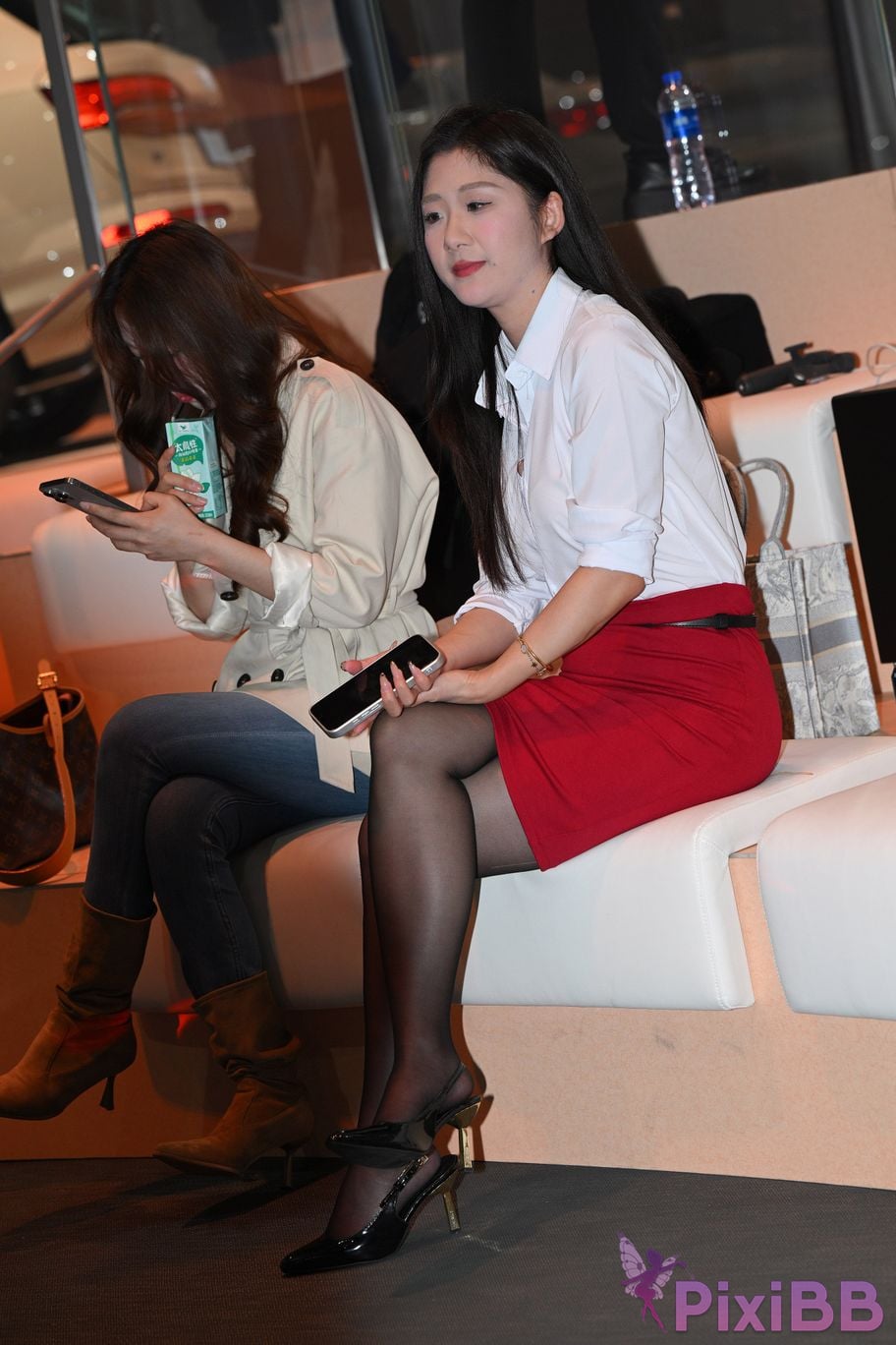 Featured Street Photography Works No.5433 Charming white shirt red skirt and black silk PixiBB.COM 006