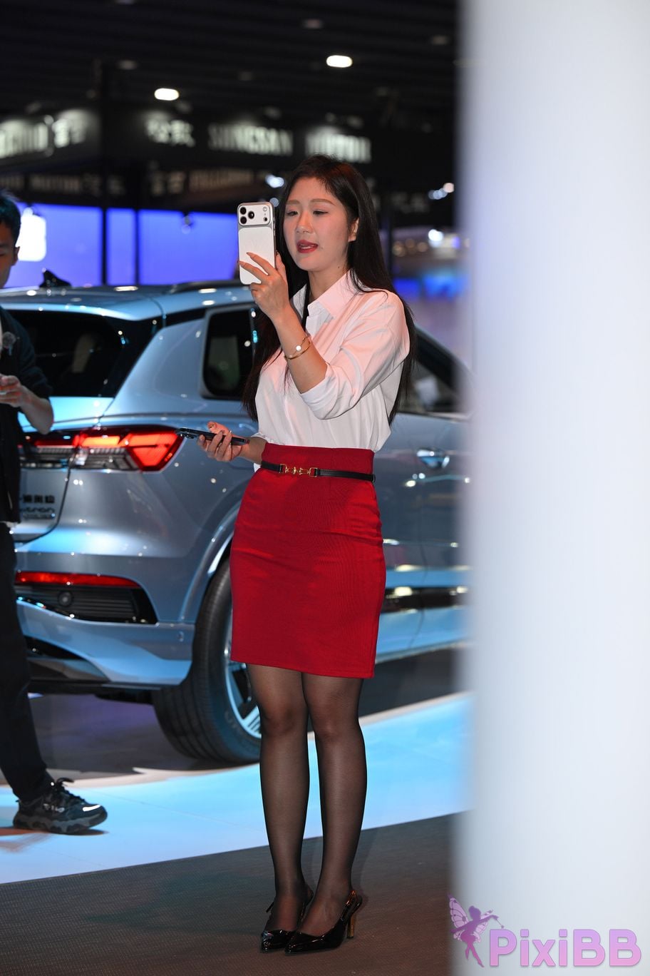 Featured Street Photography Works No.5433 Charming white shirt red skirt and black silk PixiBB.COM 016