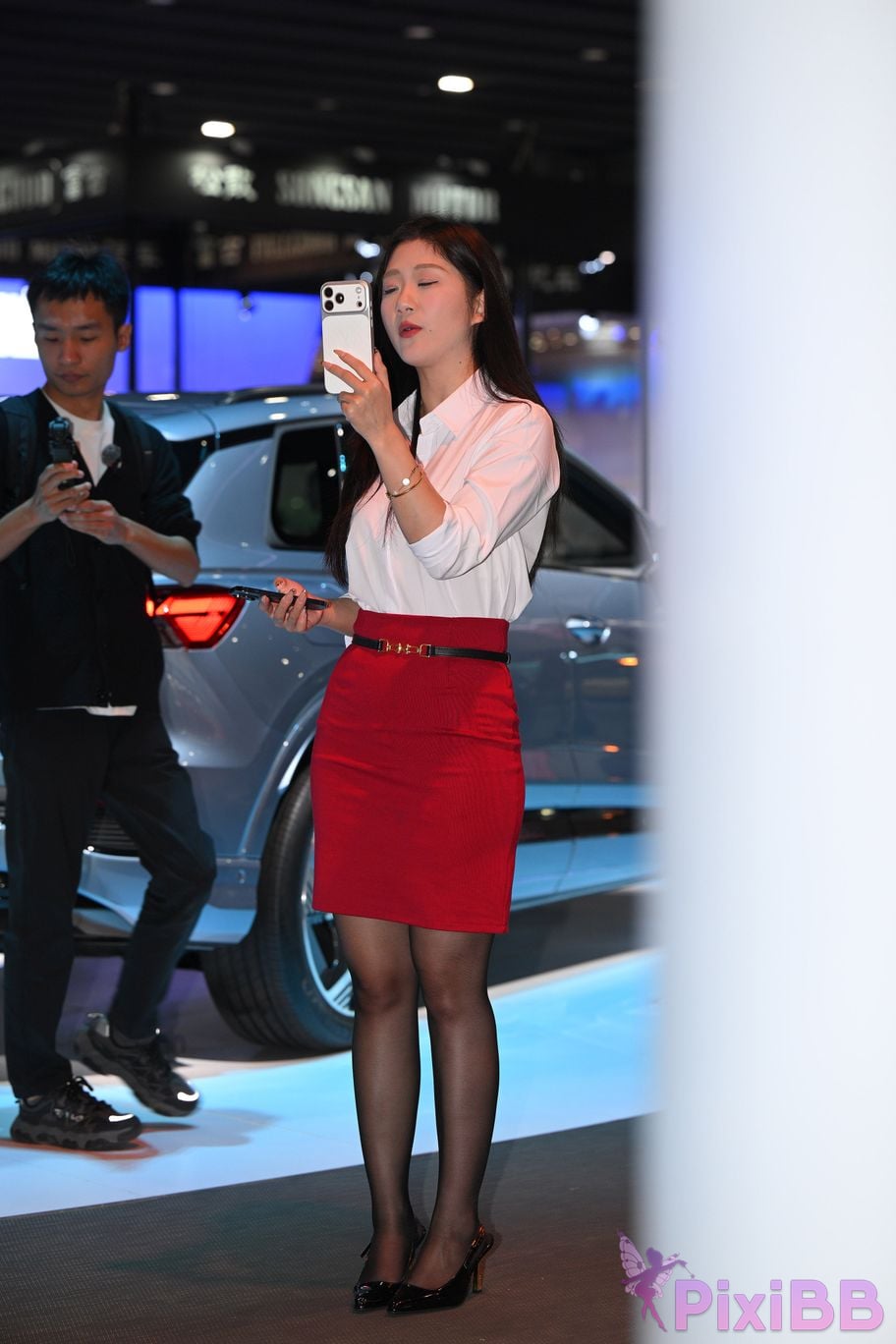 Featured Street Photography Works No.5433 Charming white shirt red skirt and black silk PixiBB.COM 017