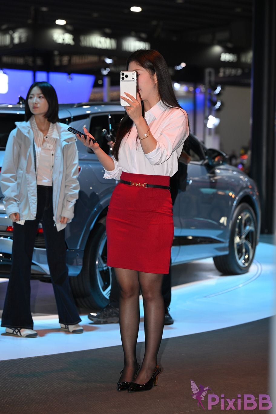 Featured Street Photography Works No.5433 Charming white shirt red skirt and black silk PixiBB.COM 019