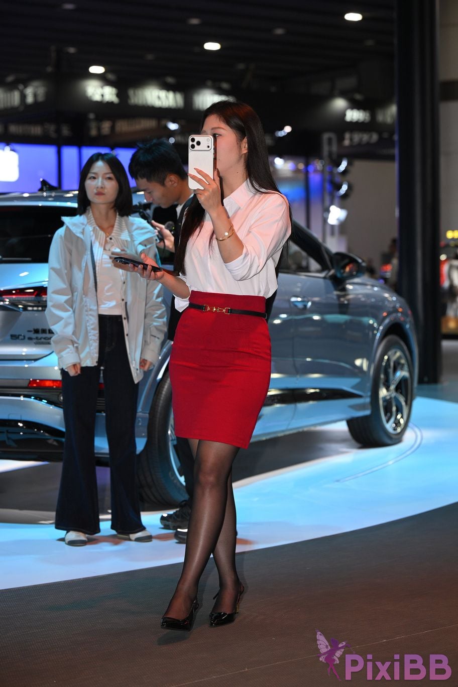 Featured Street Photography Works No.5433 Charming white shirt red skirt and black silk PixiBB.COM 021