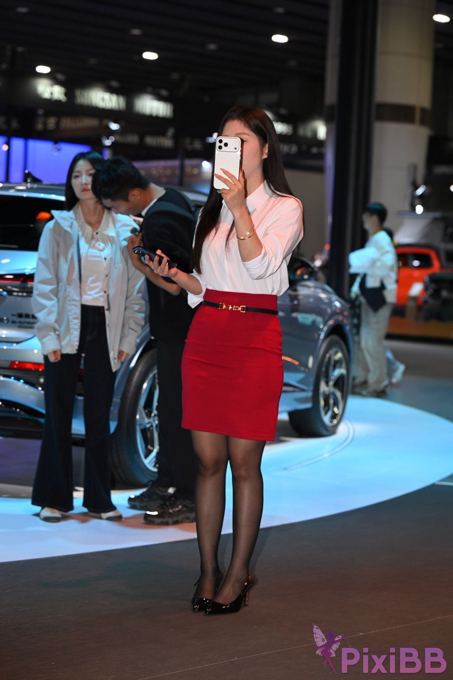 Featured Street Photography Works No.5433 Charming white shirt red skirt and black silk PixiBB.COM 022