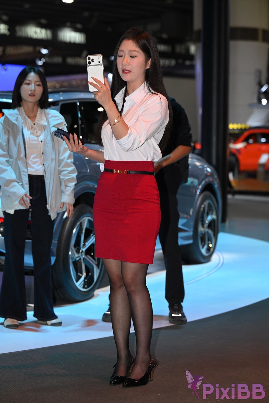 Featured Street Photography Works No.5433 Charming white shirt red skirt and black silk PixiBB.COM 028