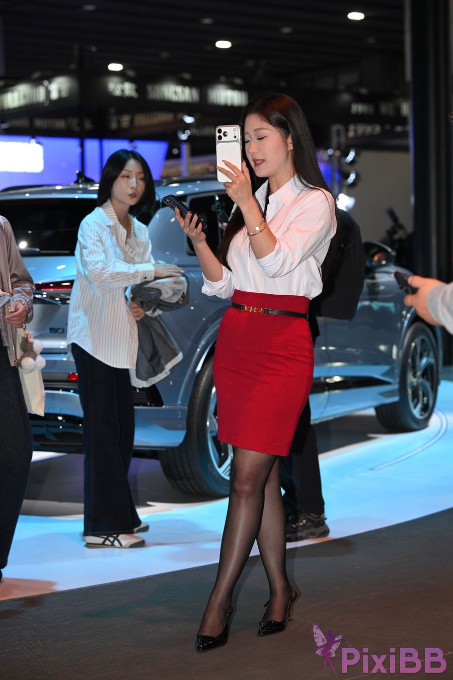 Featured Street Photography Works No.5433 Charming white shirt red skirt and black silk PixiBB.COM 037