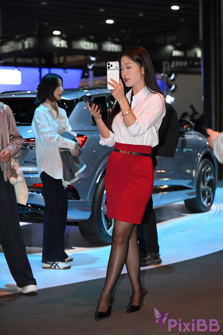 Featured Street Photography Works No.5433 Charming white shirt red skirt and black silk PixiBB.COM 038