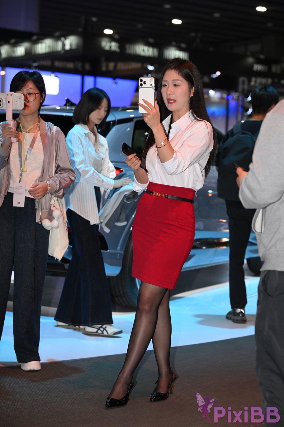 Featured Street Photography Works No.5433 Charming white shirt red skirt and black silk PixiBB.COM 039