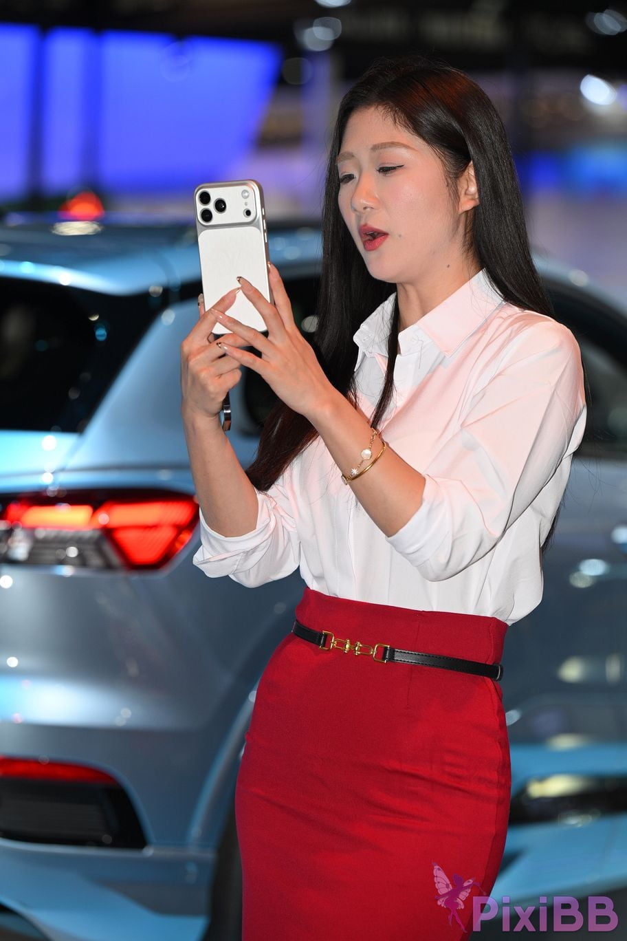 Featured Street Photography Works No.5433 Charming white shirt red skirt and black silk PixiBB.COM 044