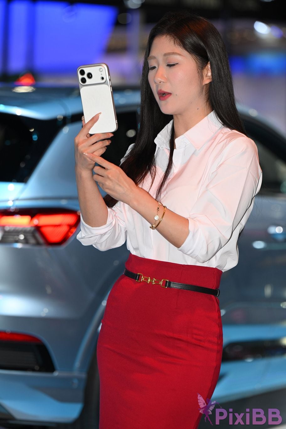 Featured Street Photography Works No.5433 Charming white shirt red skirt and black silk PixiBB.COM 050