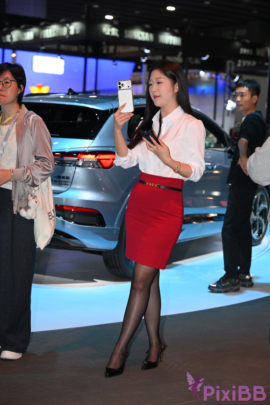 Featured Street Photography Works No.5433 Charming white shirt red skirt and black silk PixiBB.COM 051