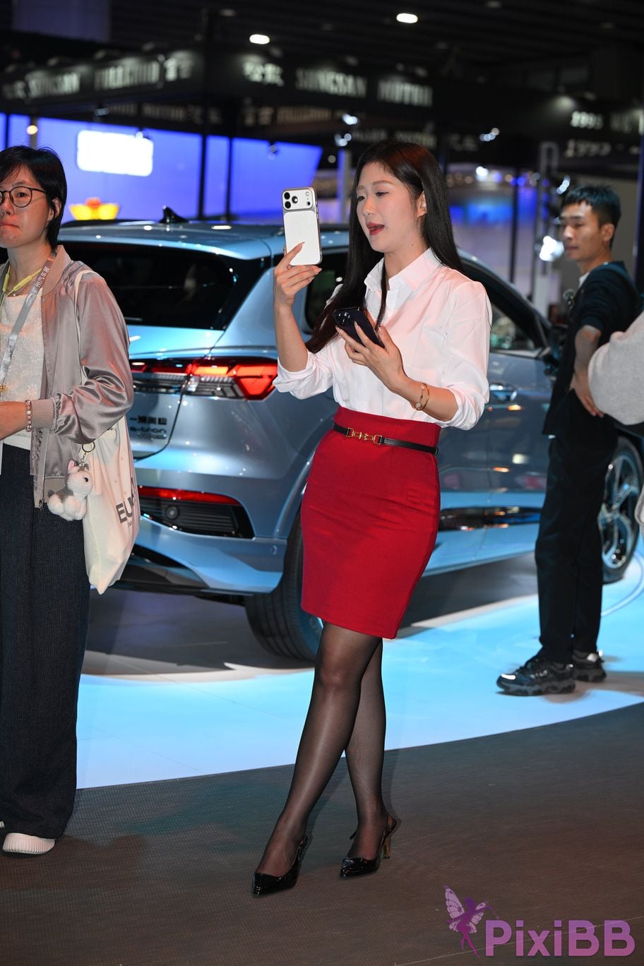 Featured Street Photography Works No.5433 Charming white shirt red skirt and black silk PixiBB.COM 052