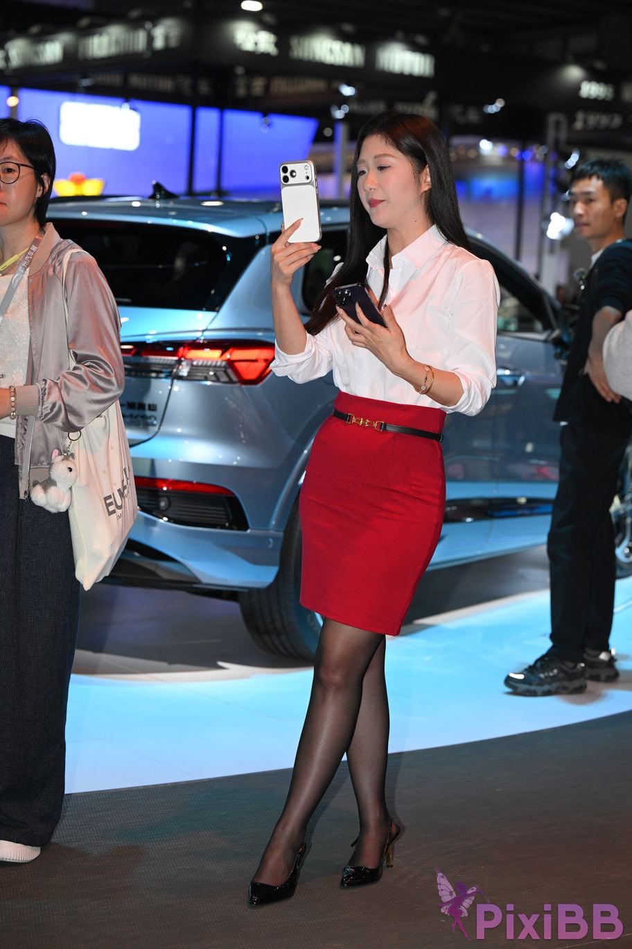 Featured Street Photography Works No.5433 Charming white shirt red skirt and black silk PixiBB.COM 053