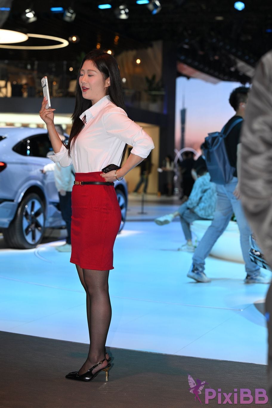 Featured Street Photography Works No.5433 Charming white shirt red skirt and black silk PixiBB.COM 060