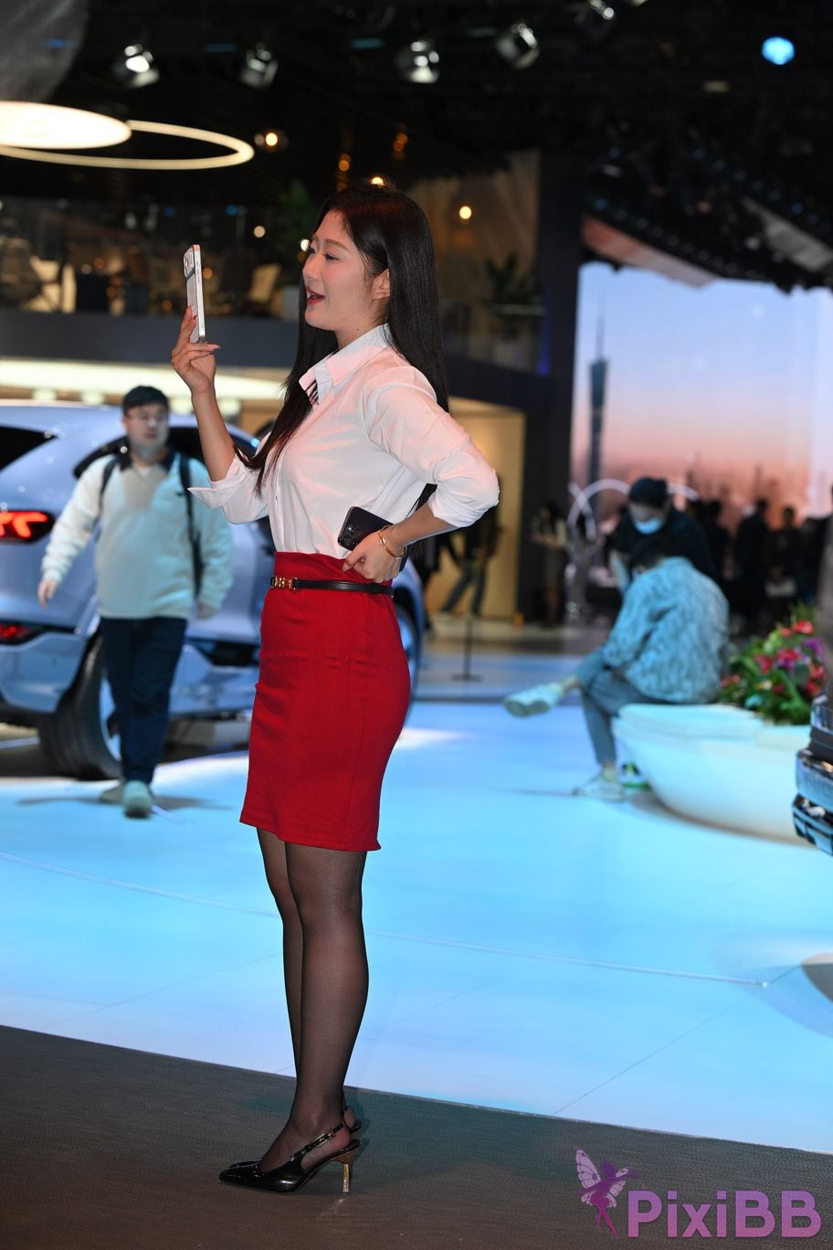 Featured Street Photography Works No.5433 Charming white shirt red skirt and black silk PixiBB.COM 062