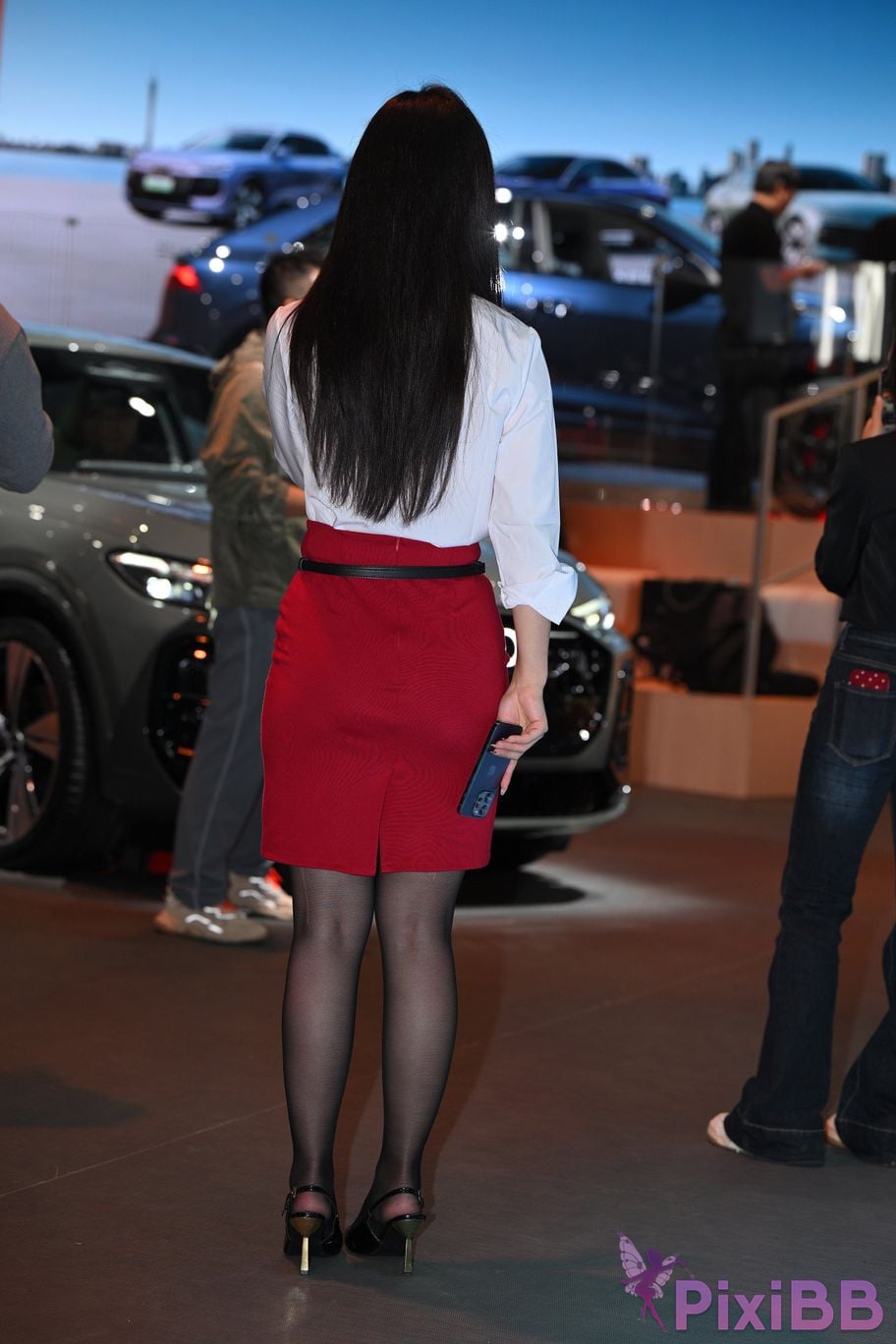 Featured Street Photography Works No.5433 Charming white shirt red skirt and black silk PixiBB.COM 081