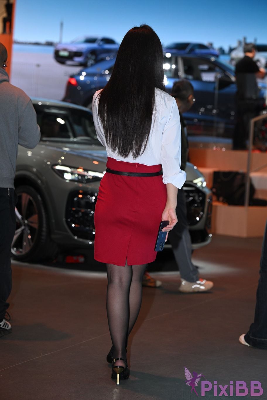 Featured Street Photography Works No.5433 Charming white shirt red skirt and black silk PixiBB.COM 086