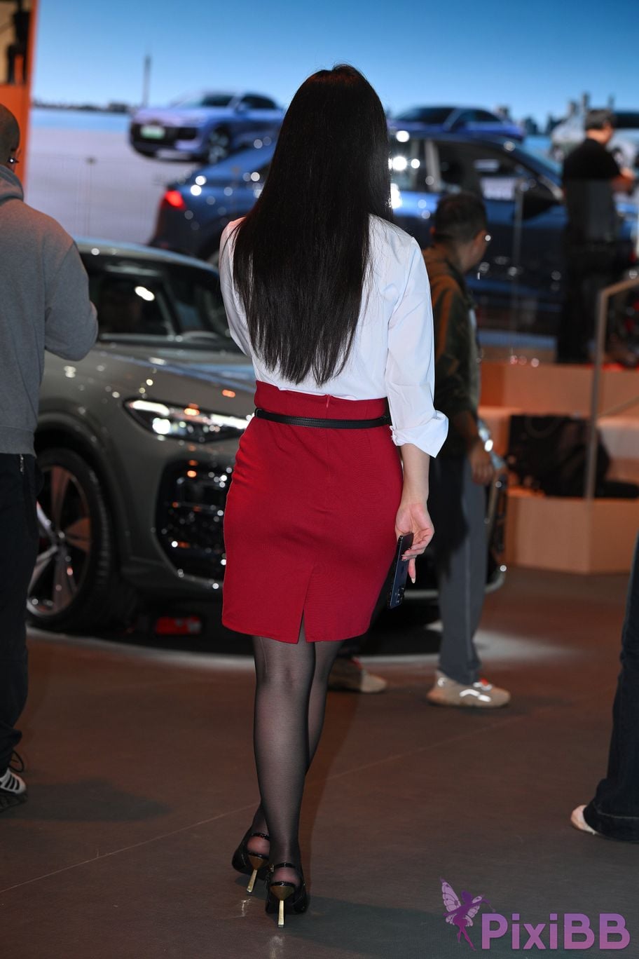 Featured Street Photography Works No.5433 Charming white shirt red skirt and black silk PixiBB.COM 087