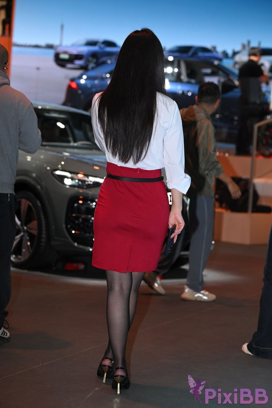 Featured Street Photography Works No.5433 Charming white shirt red skirt and black silk PixiBB.COM 088