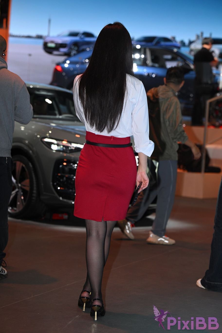 Featured Street Photography Works No.5433 Charming white shirt red skirt and black silk PixiBB.COM 089