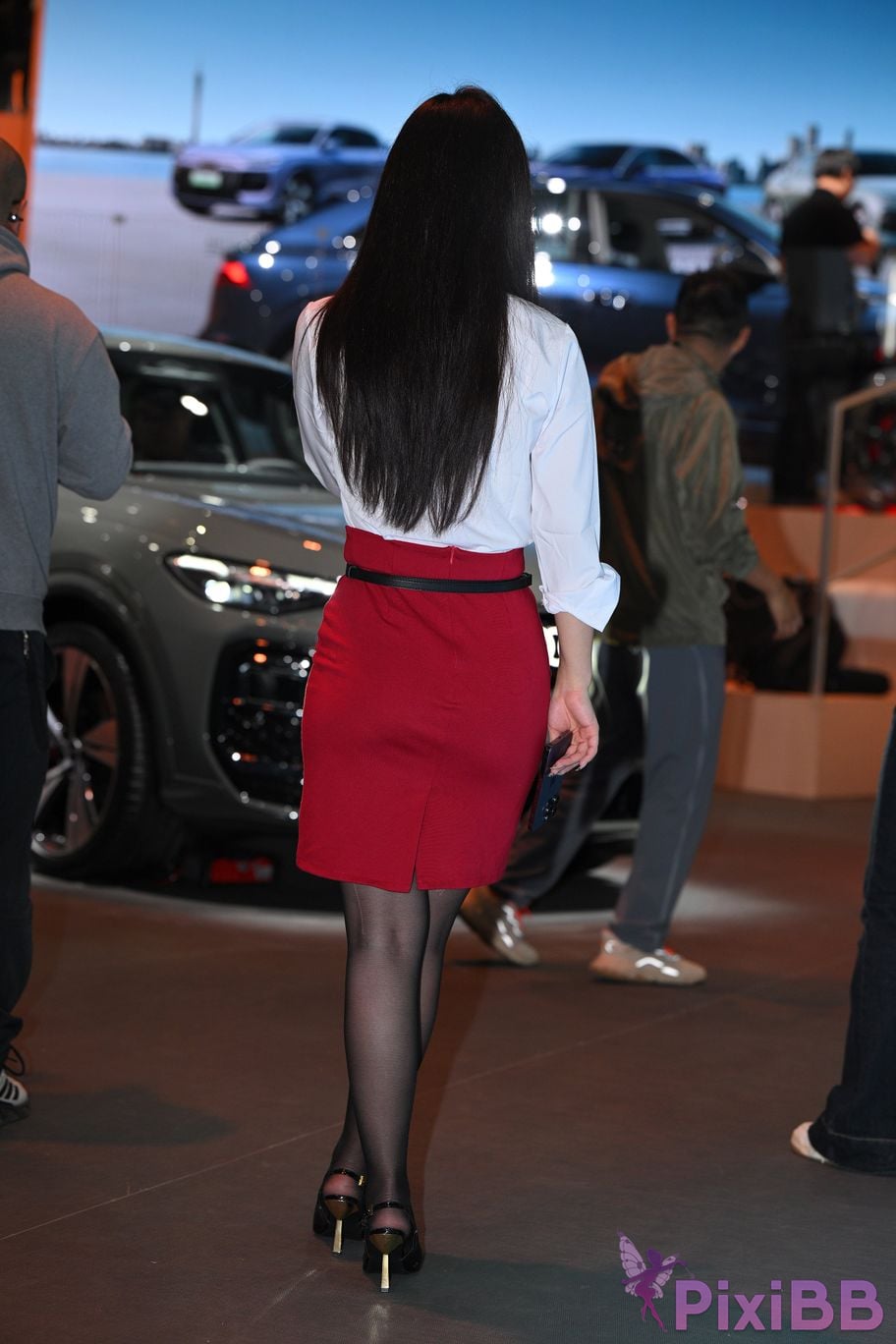 Featured Street Photography Works No.5433 Charming white shirt red skirt and black silk PixiBB.COM 090