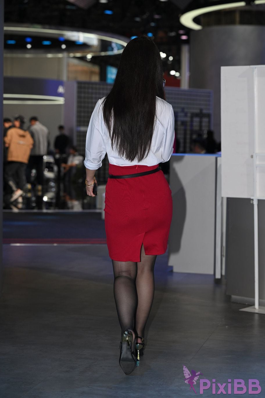 Featured Street Photography Works No.5433 Charming white shirt red skirt and black silk PixiBB.COM 096