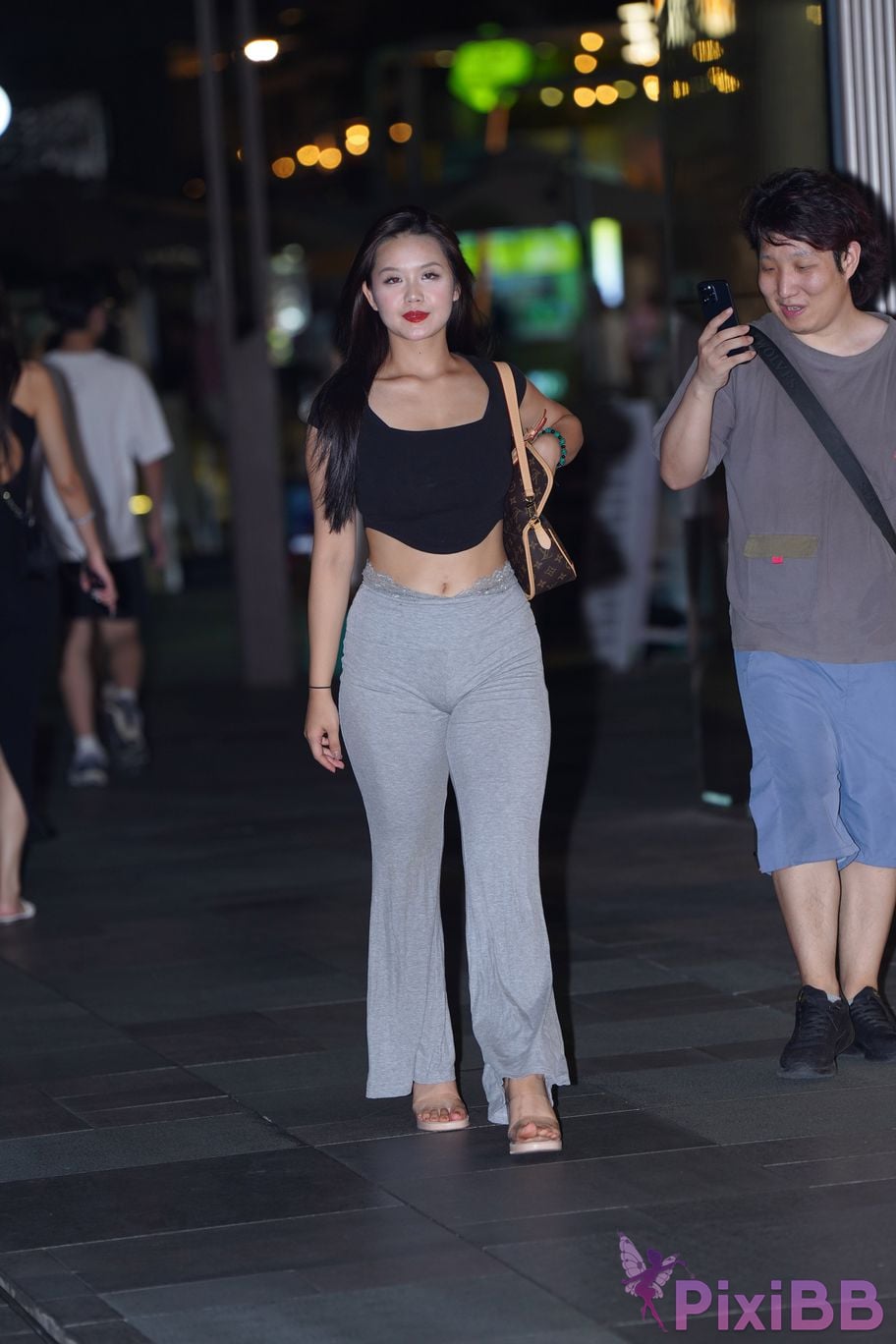 Featured Street Photography Works No.5435 Plump and attractive young woman PixiBB.COM 001