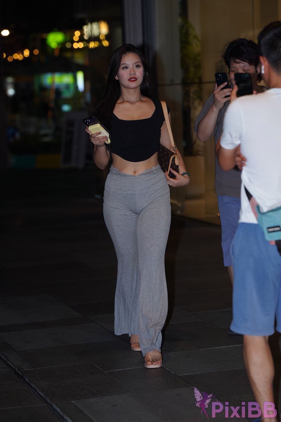 Featured Street Photography Works No.5435 Plump and attractive young woman PixiBB.COM 005