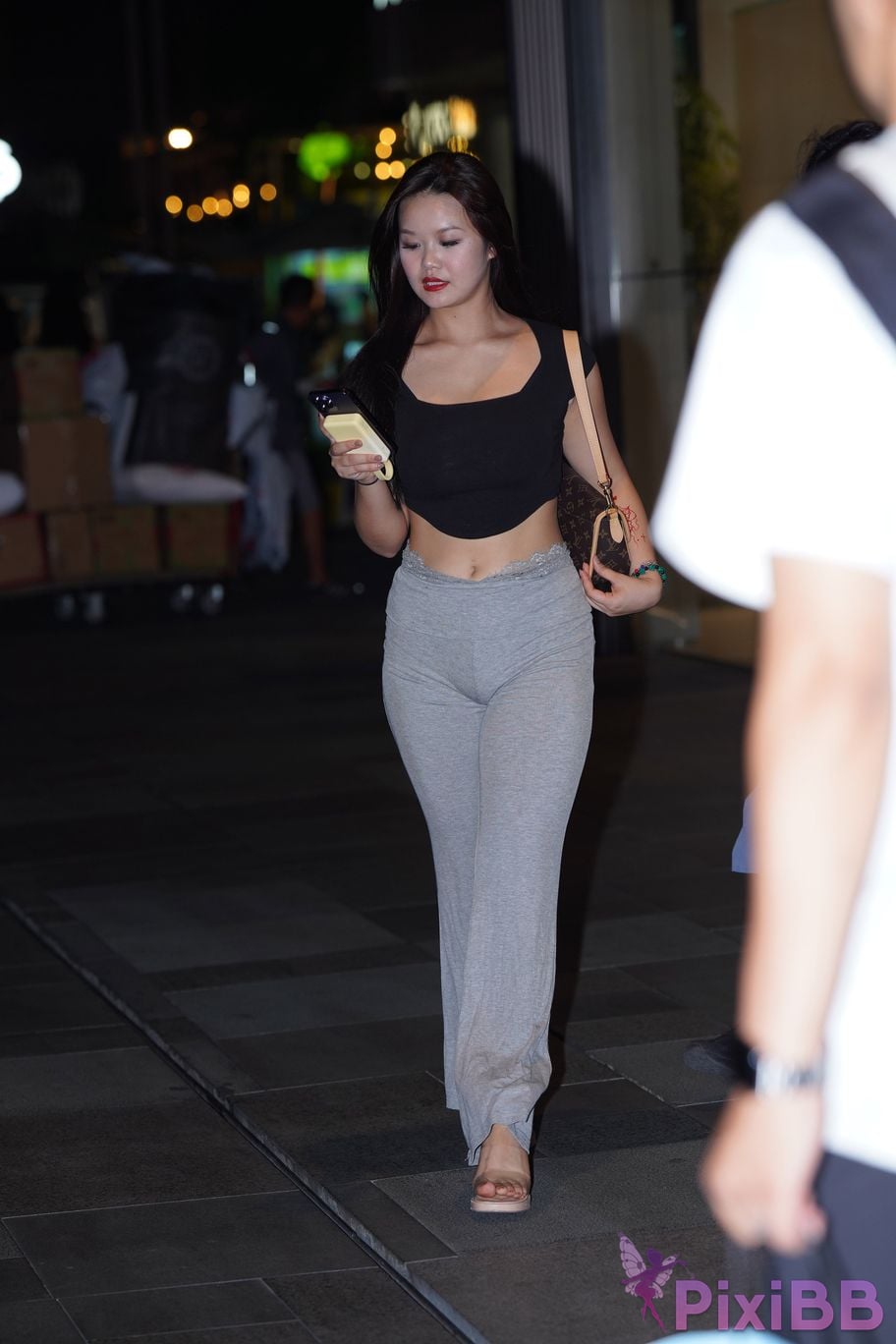 Featured Street Photography Works No.5435 Plump and attractive young woman PixiBB.COM 008