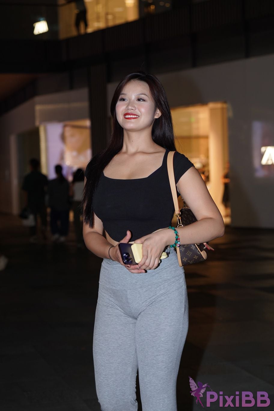 Featured Street Photography Works No.5435 Plump and attractive young woman PixiBB.COM 034