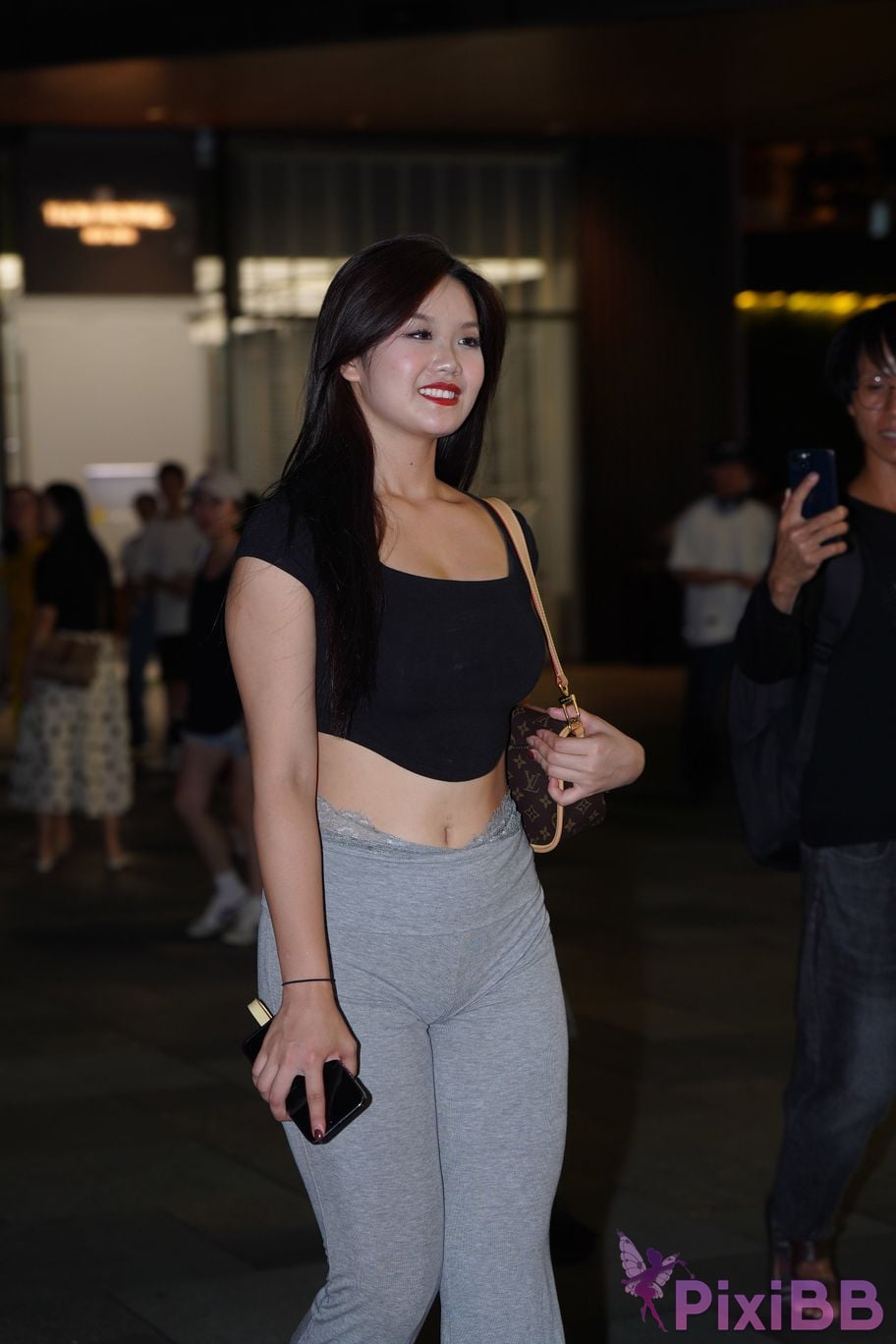 Featured Street Photography Works No.5435 Plump and attractive young woman PixiBB.COM 040