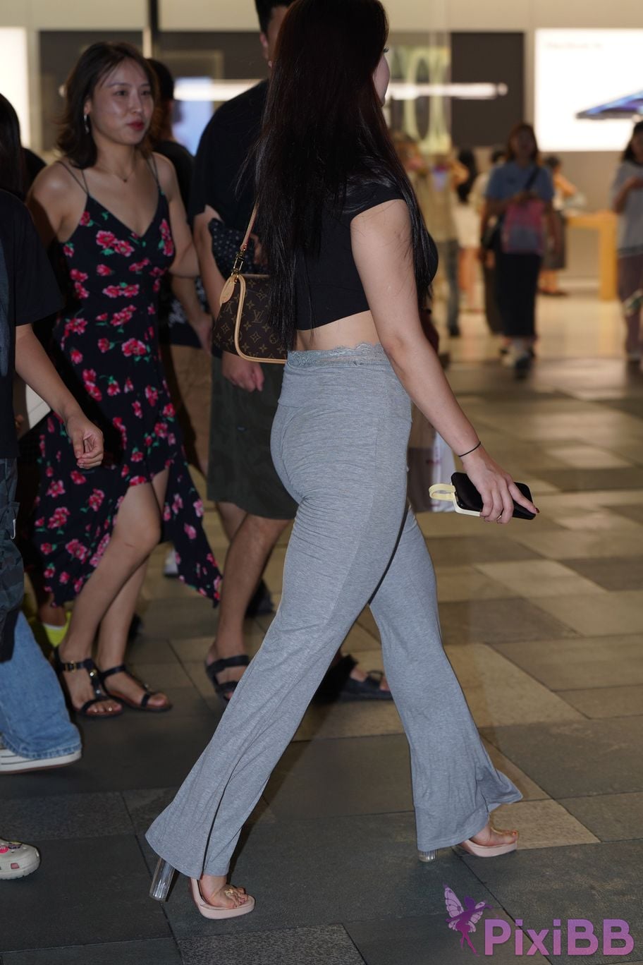 Featured Street Photography Works No.5435 Plump and attractive young woman PixiBB.COM 044