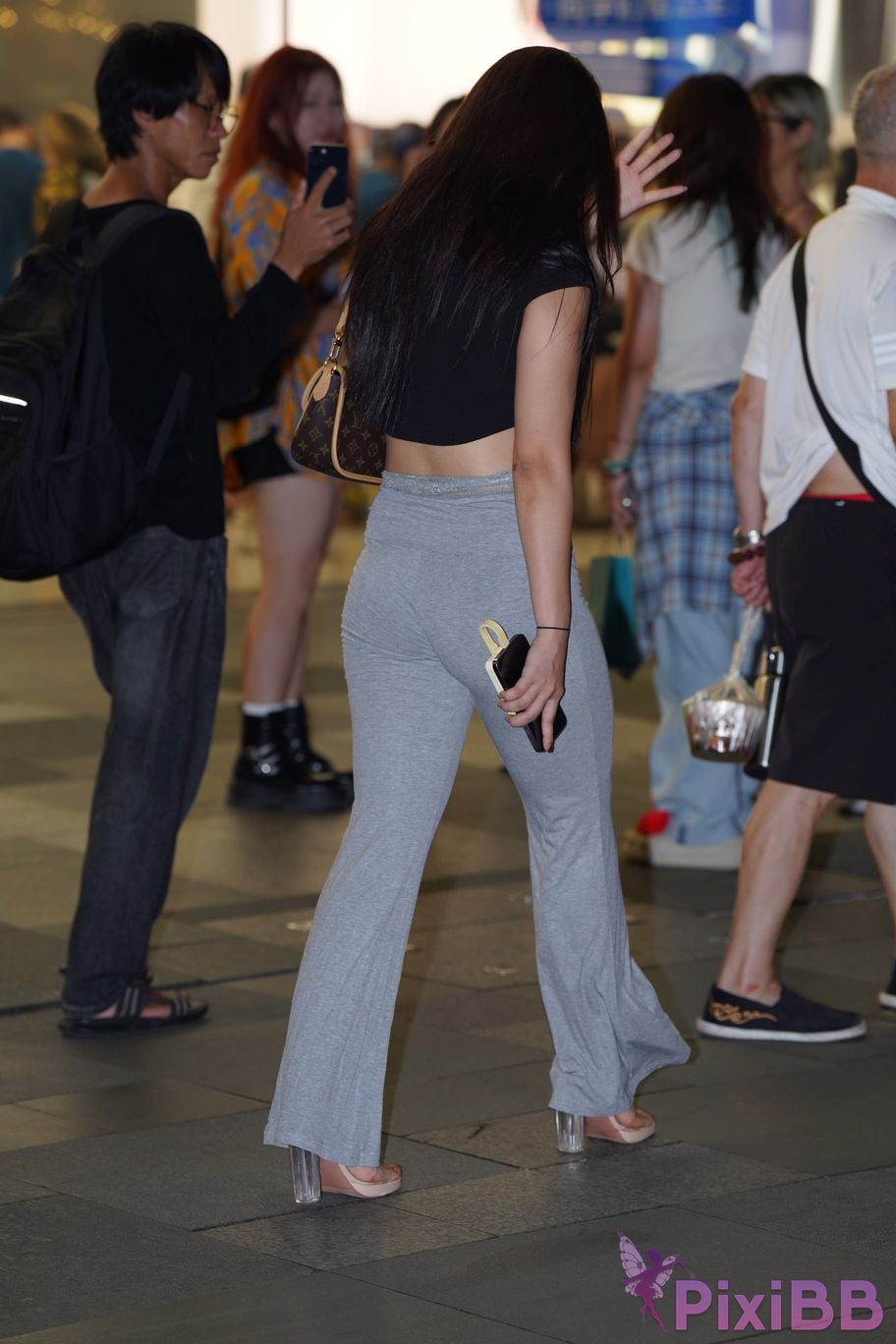 Featured Street Photography Works No.5435 Plump and attractive young woman PixiBB.COM 052