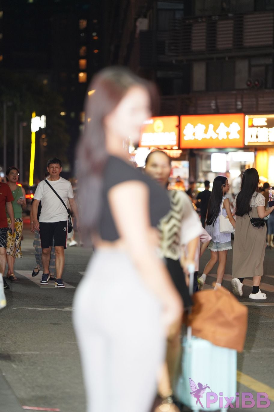 Featured Street Photography Works No.5435 Plump and attractive young woman PixiBB.COM 069