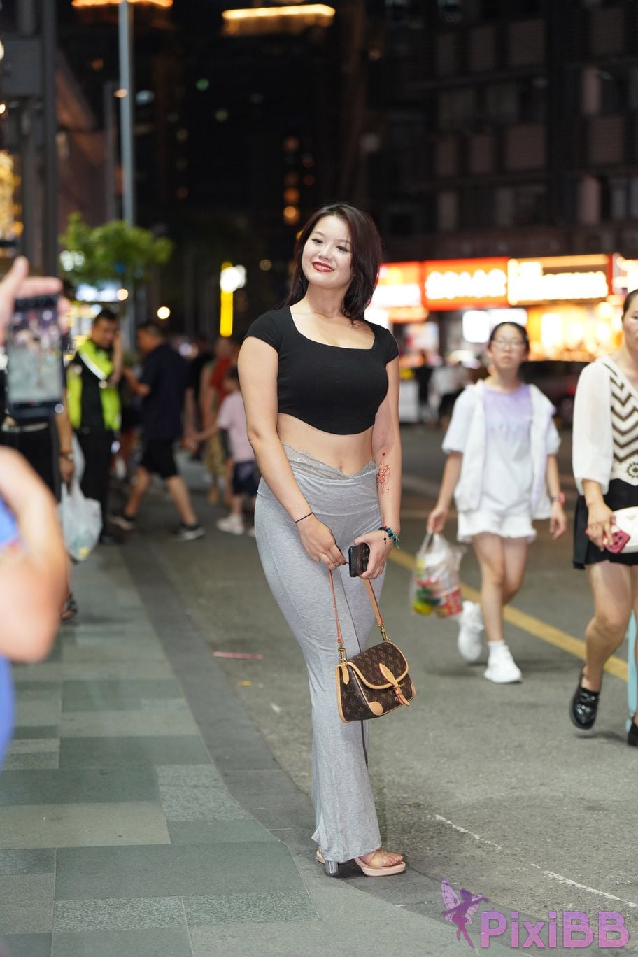 Featured Street Photography Works No.5435 Plump and attractive young woman PixiBB.COM 071