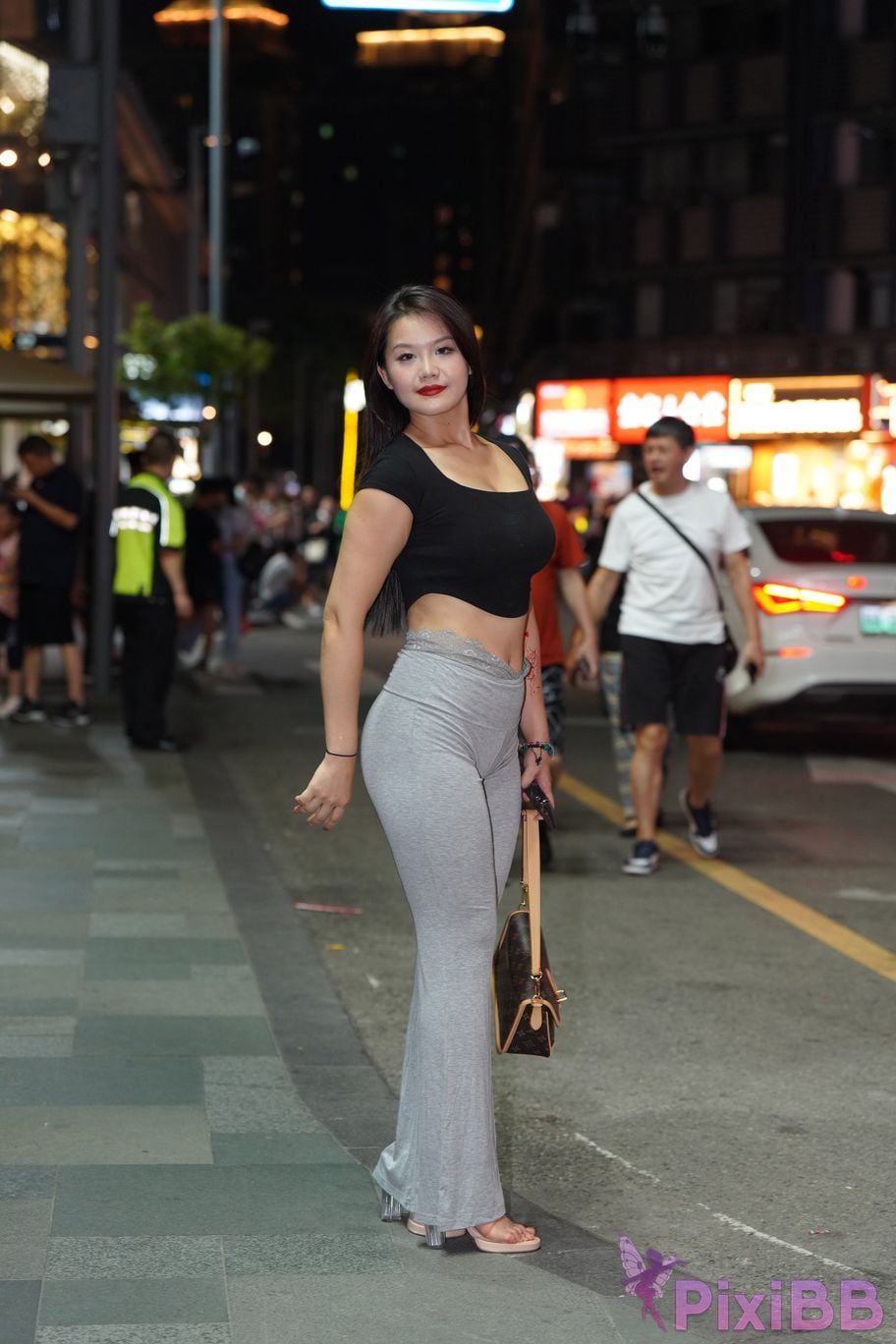 Featured Street Photography Works No.5435 Plump and attractive young woman PixiBB.COM 075