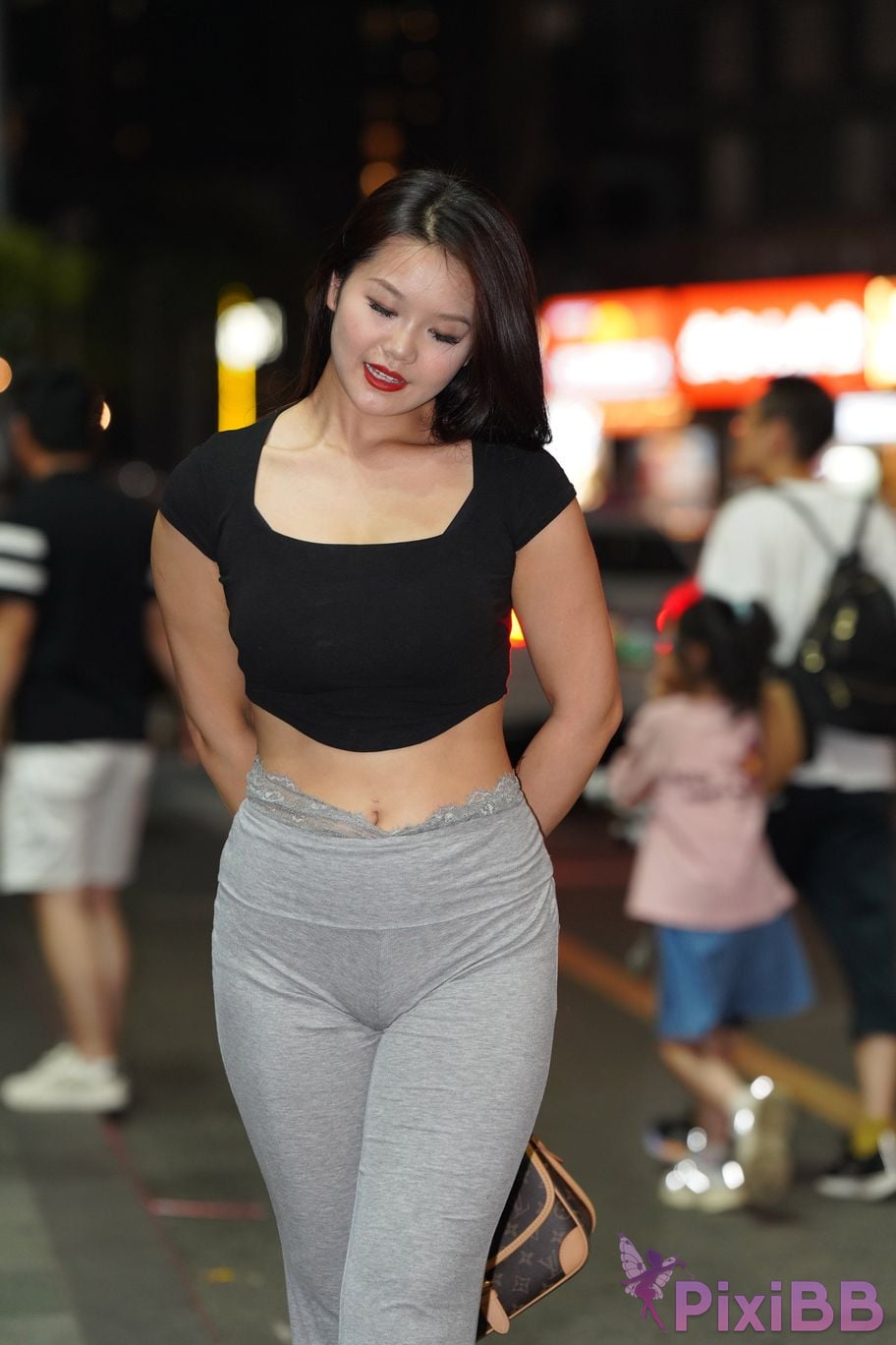 Featured Street Photography Works No.5435 Plump and attractive young woman PixiBB.COM 087