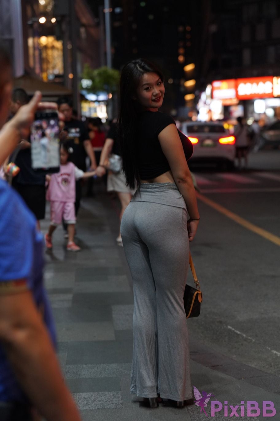 Featured Street Photography Works No.5435 Plump and attractive young woman PixiBB.COM 099