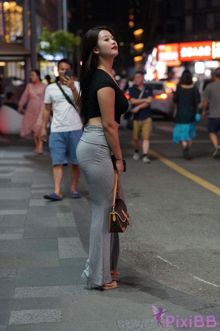 Featured Street Photography Works No.5435 Plump and attractive young woman PixiBB.COM 105