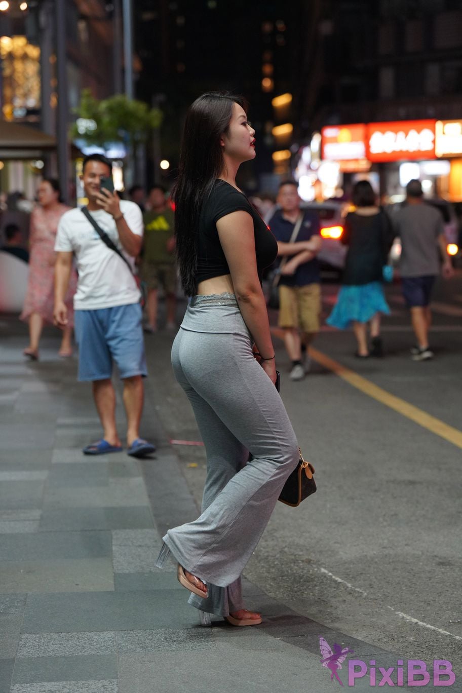 Featured Street Photography Works No.5435 Plump and attractive young woman PixiBB.COM 106