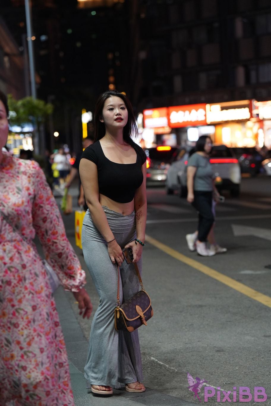 Featured Street Photography Works No.5435 Plump and attractive young woman PixiBB.COM 115