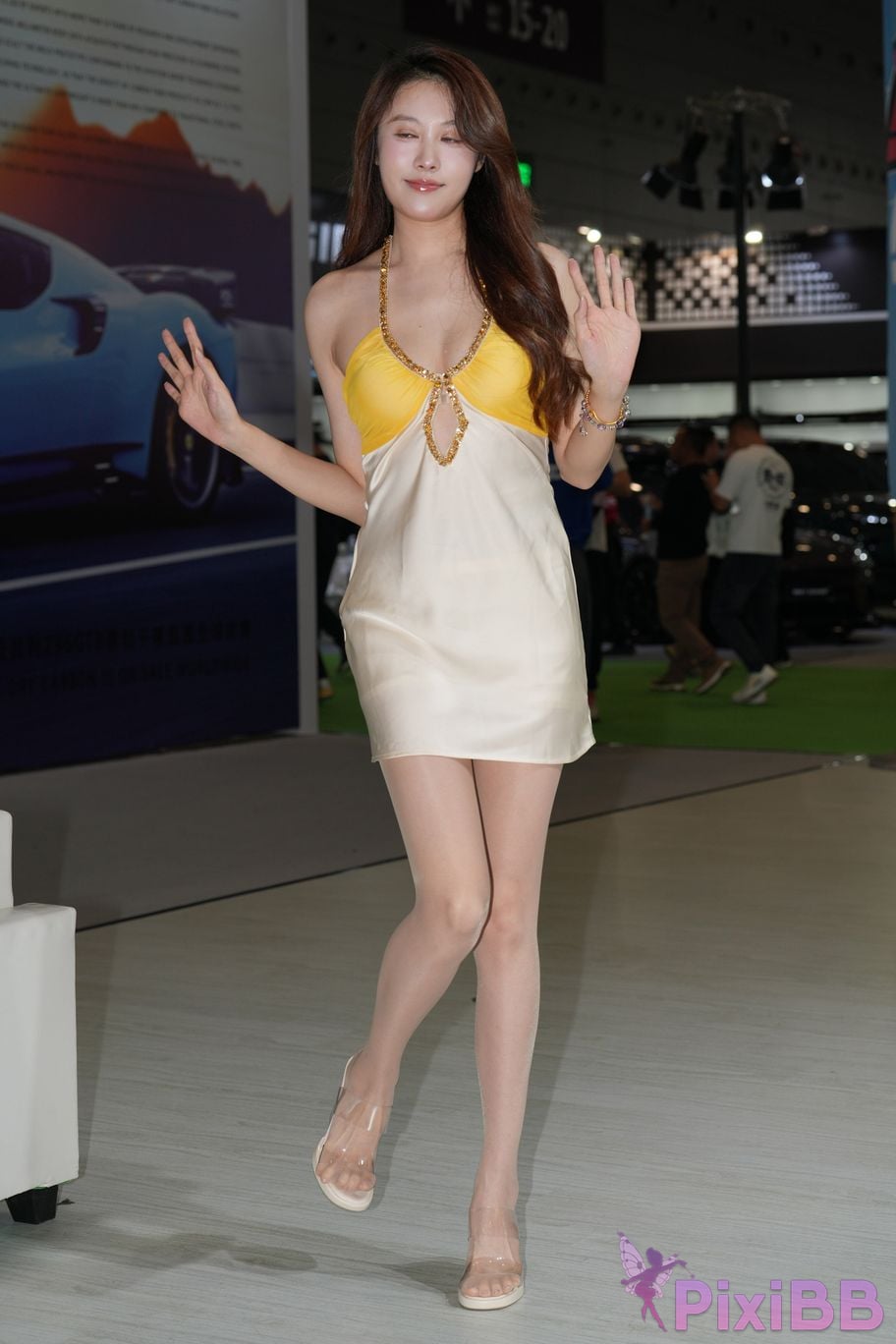 Featured Street Photography Works No.5437 Car model with beautiful legs in suspender skirt PixiBB.COM 080