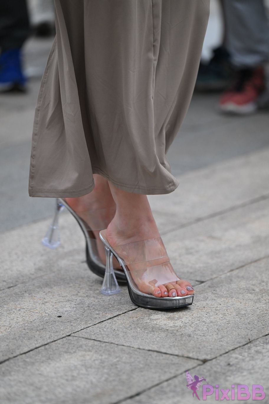 Featured Street Photography Works No.5440 Elegant gray long skirt PixiBB.COM 037