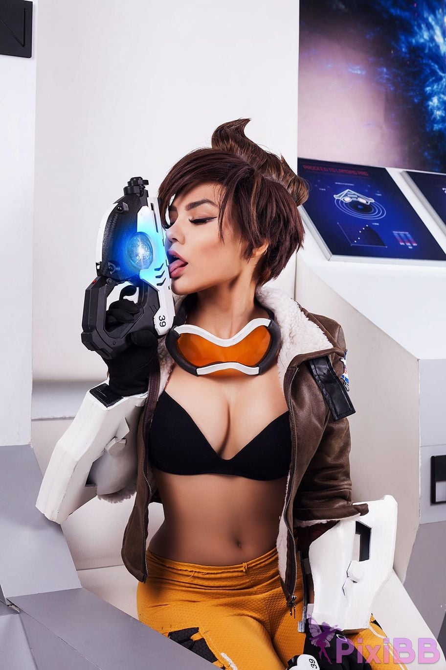 Kalinka Fox Tracer PixiBB.COM