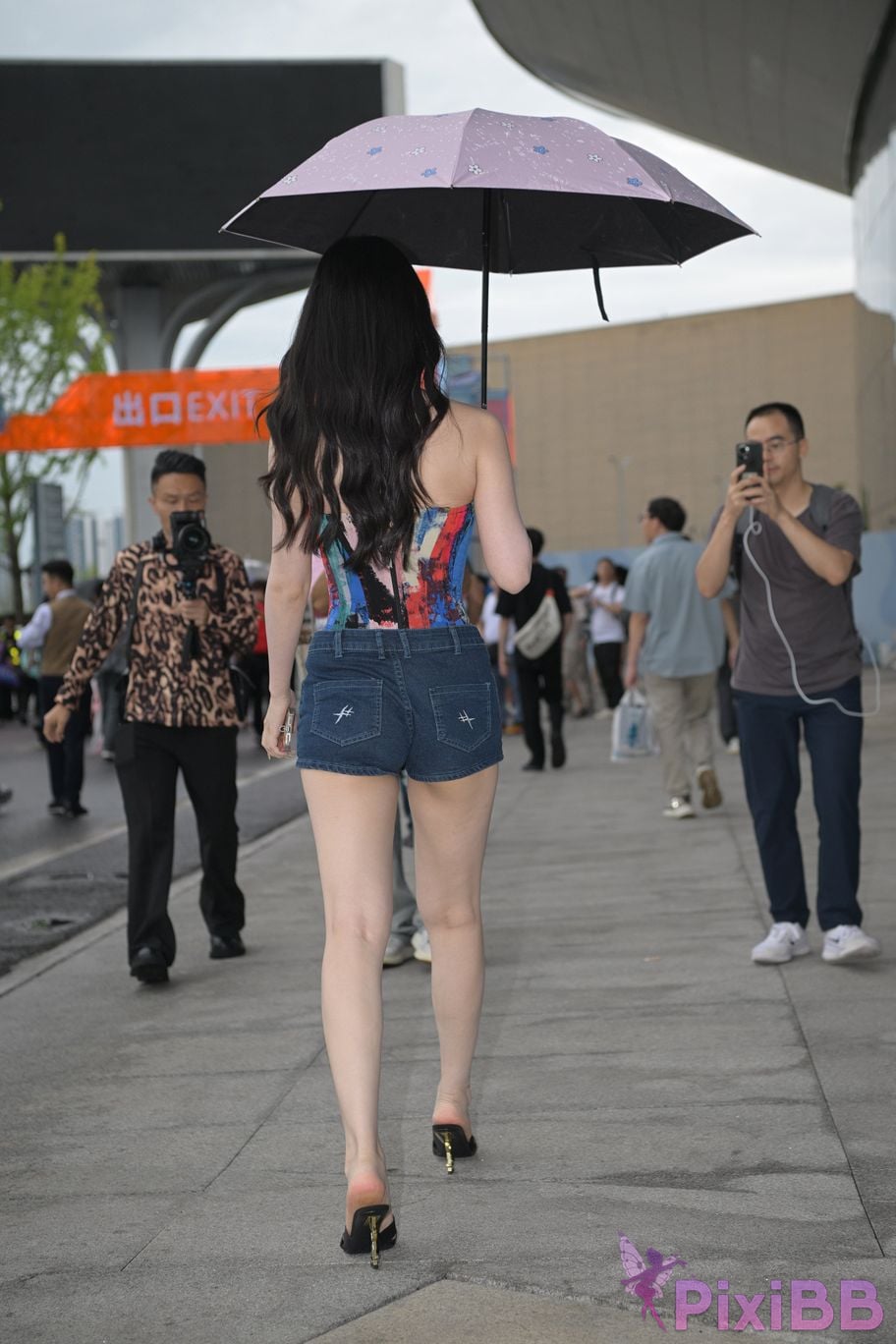 Featured Street Photography Works No.5451 Denim shorts after the rain PixiBB.COM 100