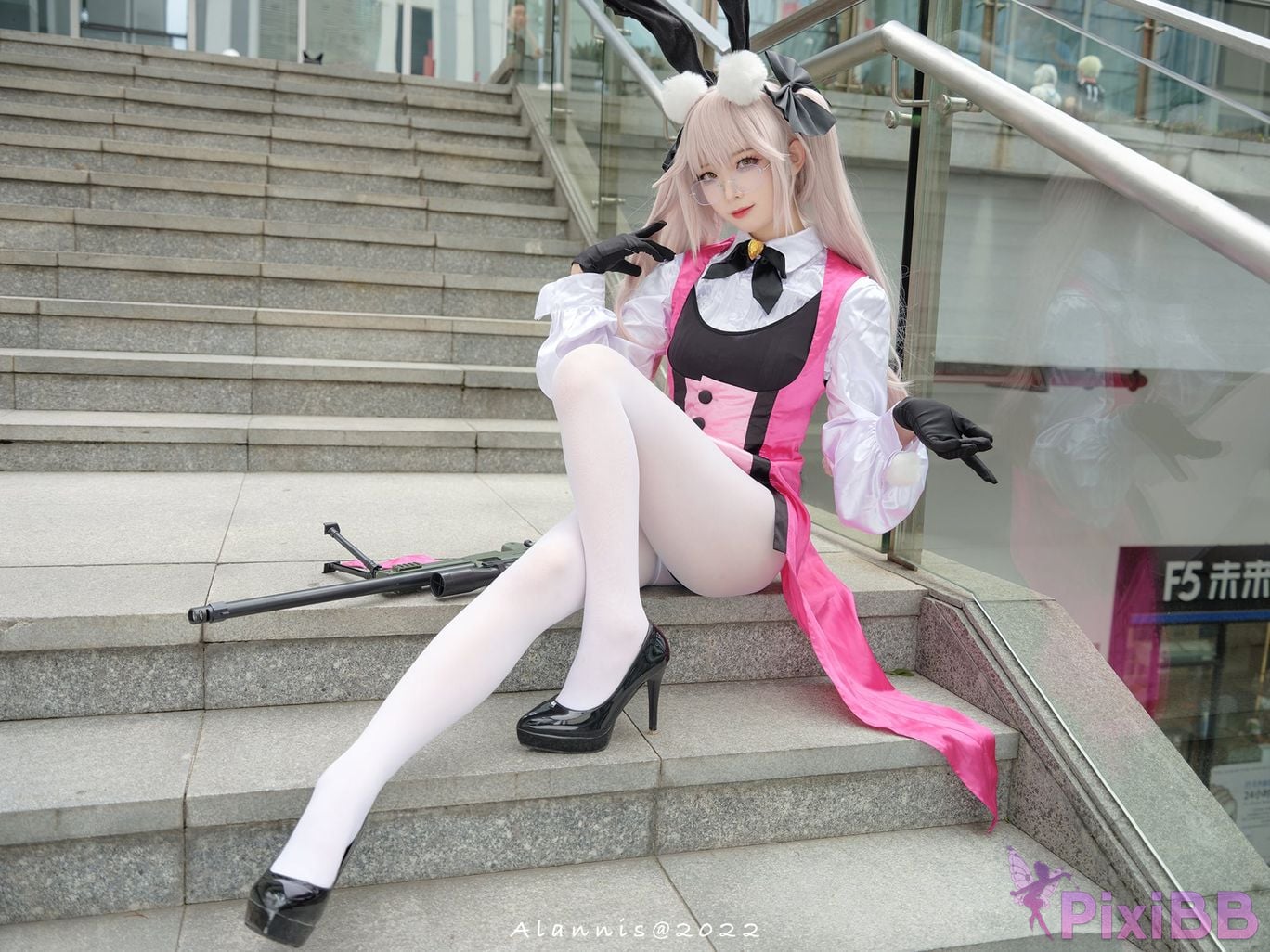 Cosplayer Fengjiang v FGO Goyanskaya bunny girl scene photos of light PixiBB.COM 012